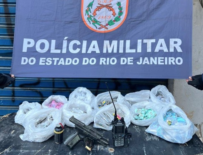 Denúncias anônimas ajudam polícia a prender 11 suspeitos e retirar armas e drogas das ruas de Jacarepaguá