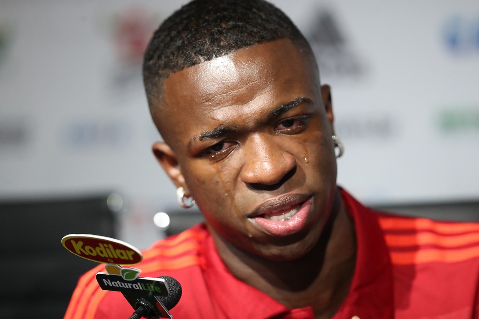 Vinícius Jr se emocionou na coletiva de despedida do Flamengo, em 2018 — Foto: Gilvan de Souza/ Flamengo