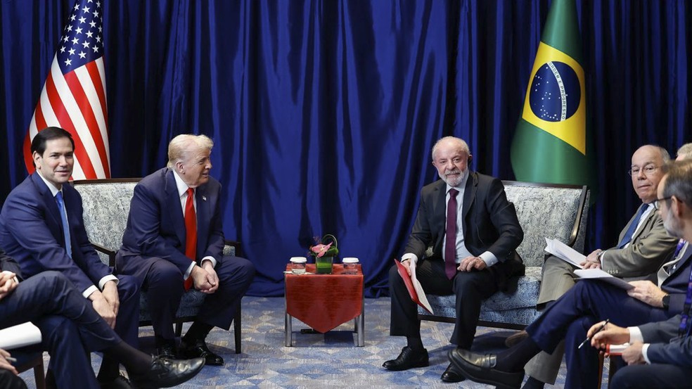 Donald Trump, Lula e suas equipes durante reunião na Ásia — Foto: Ricardo Stuckert / PR