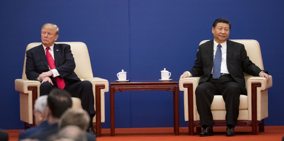 Os presidentes dos EUA, Donald Trump, e da China, Xi Jinping, dividem o palco durante cúpula em Pequim, em novembro de 2017, no primeiro mandato do republicano — Foto: Doug Mills / The New York Times
