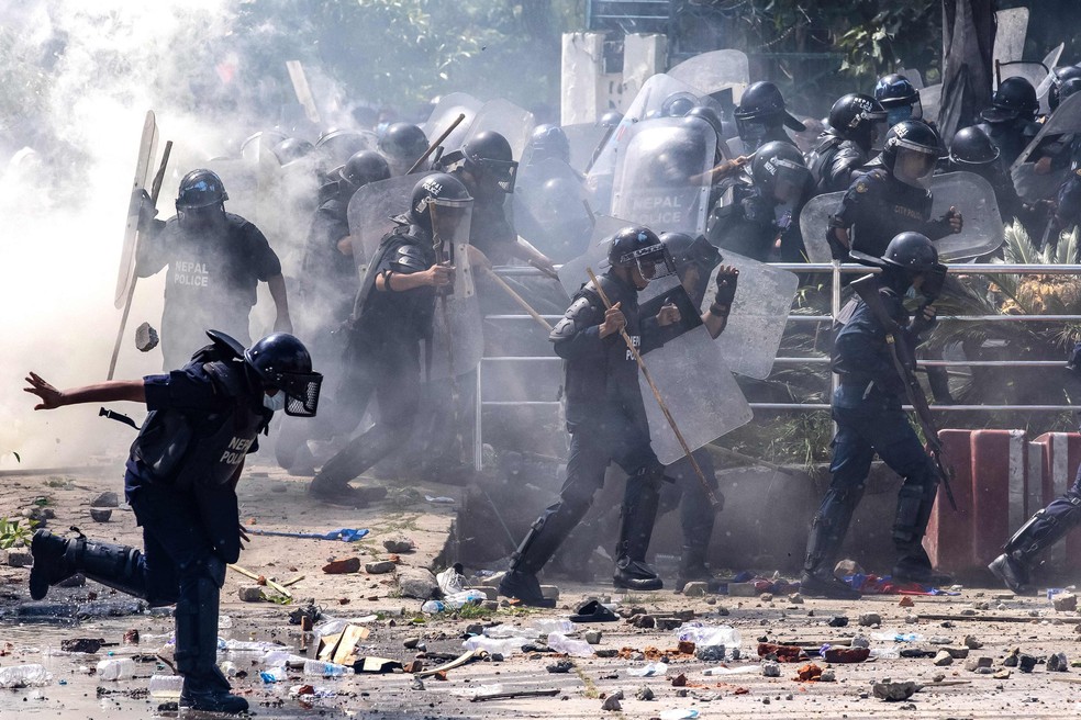Choque entre a polícia e manifestantes resultou em pelo menos 19 mortes — Foto: PRABIN RANABHAT / AFP