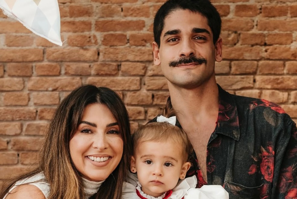 Fernanda Paes Leme com o ex-marido, Victor Sampaio, e a filha, Pilar, no aniversário de 1 ano — Foto: Tatu Bola Fotografia/Reprodução Instagram