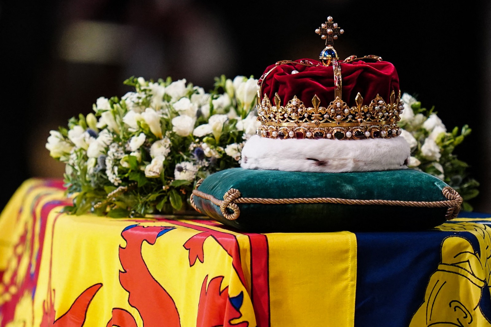 Coroa da Escócia é colocada sobre o caixão da rainha Elizabeth II — Foto: JANE BARLOW/AFP
