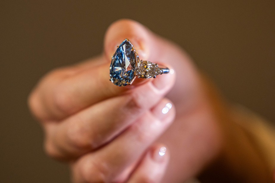 Maior diamante azul 'internamente perfeito' vai a leilão na Suíça e pode  valer R$ 244 milhões