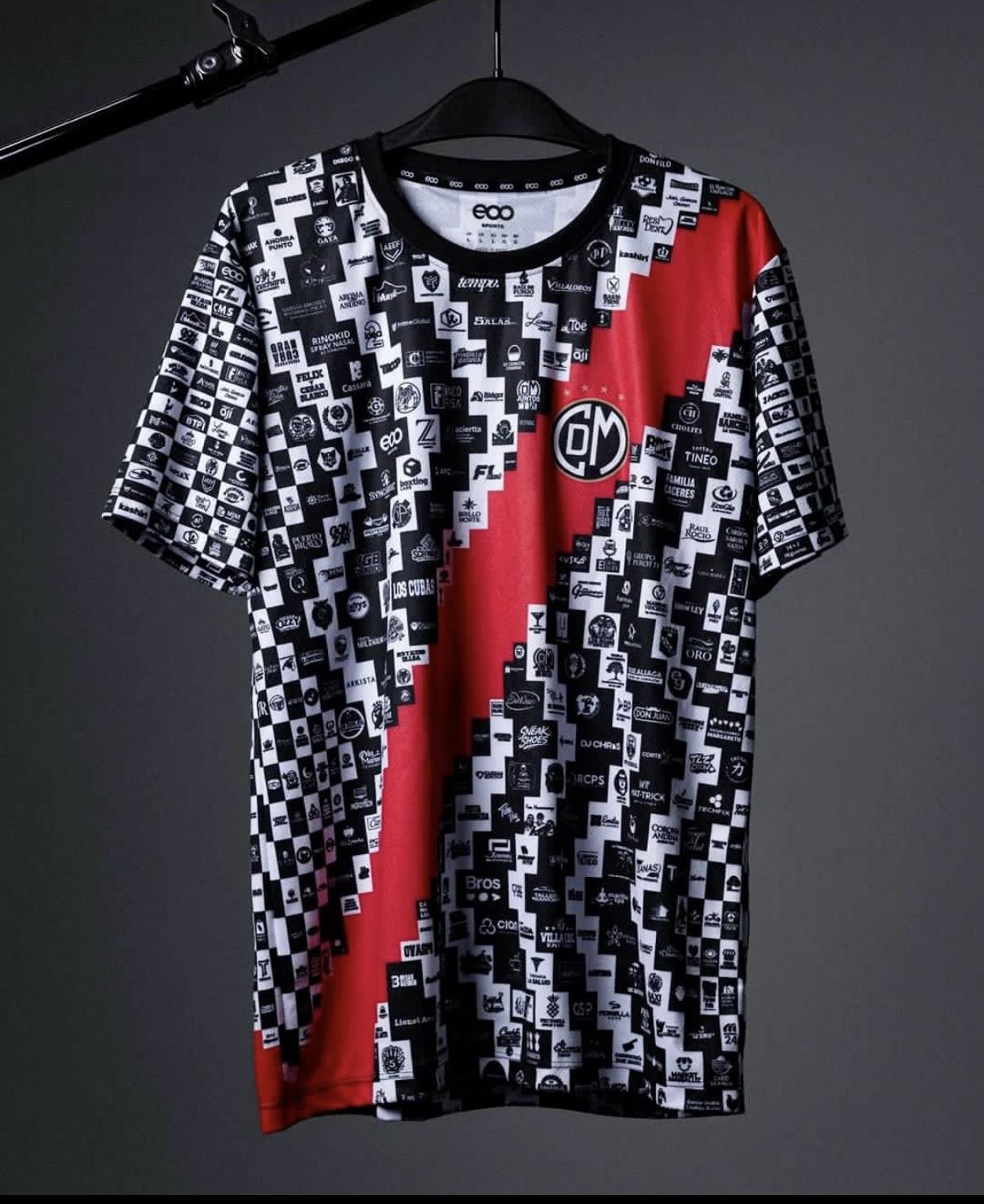 Clube peruano consegue 1 mil patrocinadores para driblar crise financeira com estratégia criativa em camisa