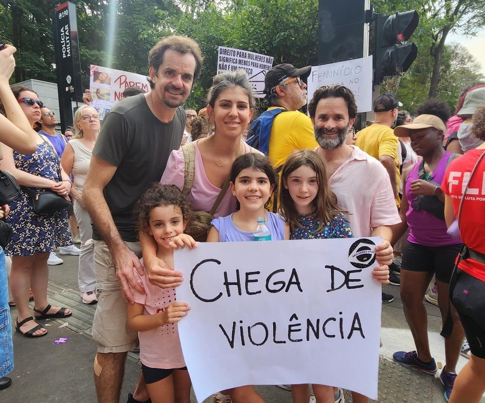 Daniela Carbinato (Centro), acompanhada pelo marido (esquerda) e as filhas; à direita, o fotógrafo Paulo Fabre — Foto: Hyndara Freitas/Agência O Globo
