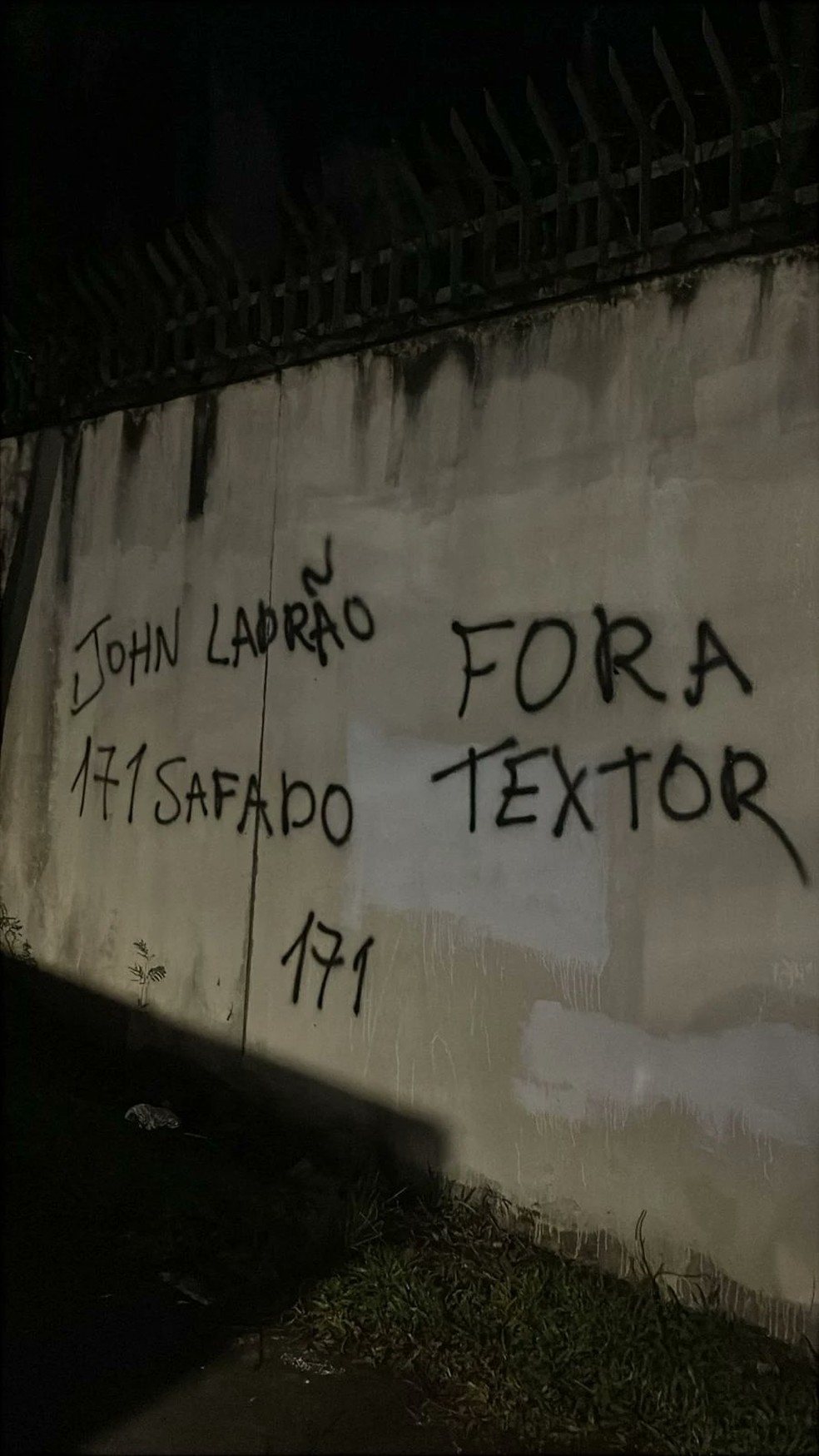 Muro do CT Lonier pichado com cobran�as contra Textor, do Botafogo � Foto: Reprodu��o/@informafogo