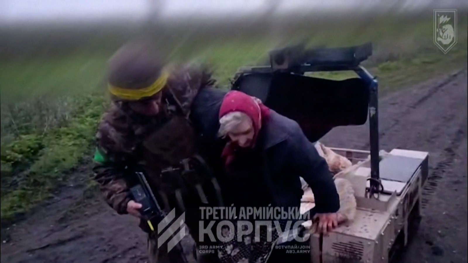 Robô com mensagem 'vovó, sente-se' resgata idosa em meio a bombardeios na Ucrânia; vídeo