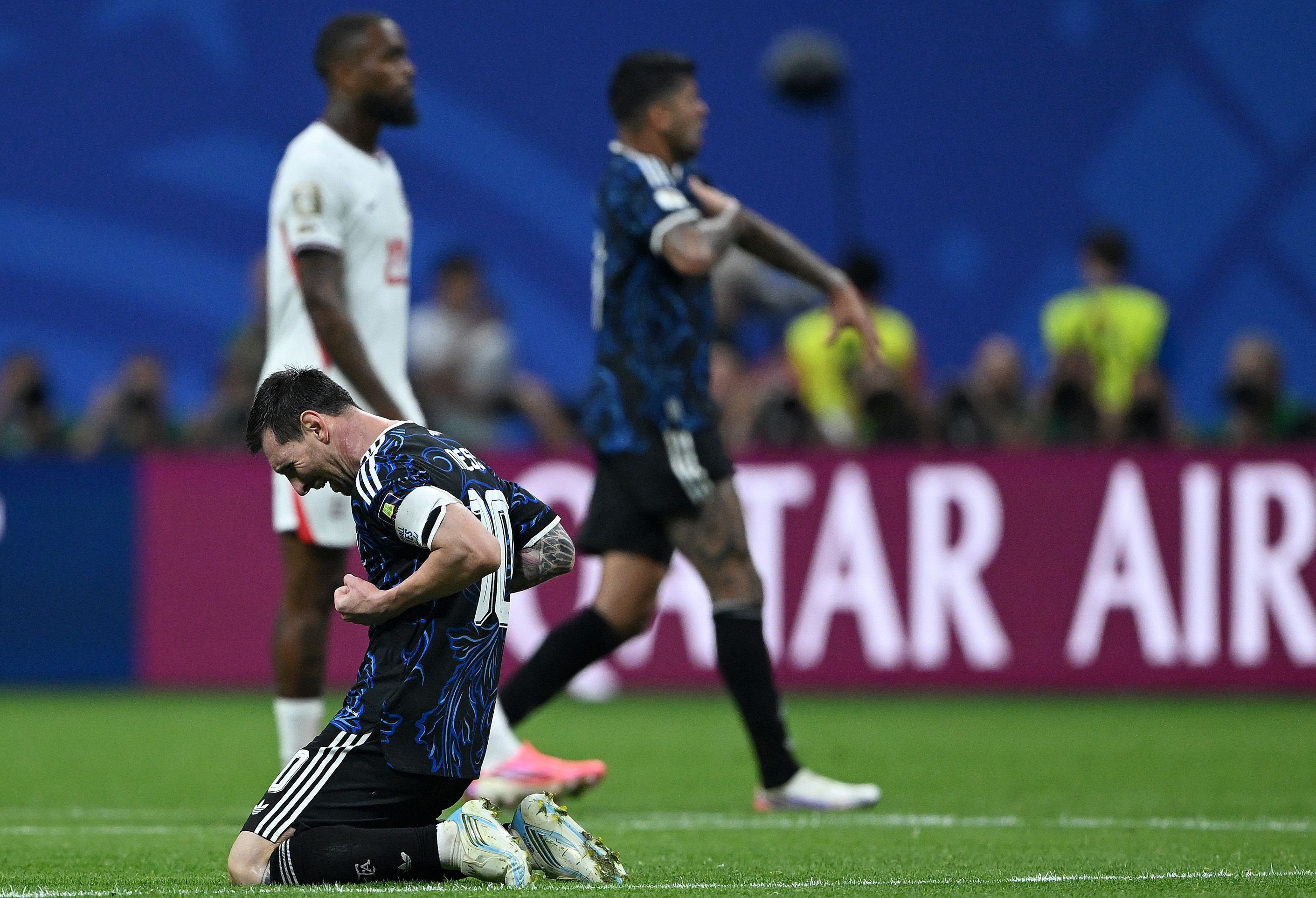Argentina não se rende diante de derrota iminente e bate Inglaterra com técnica e emoção