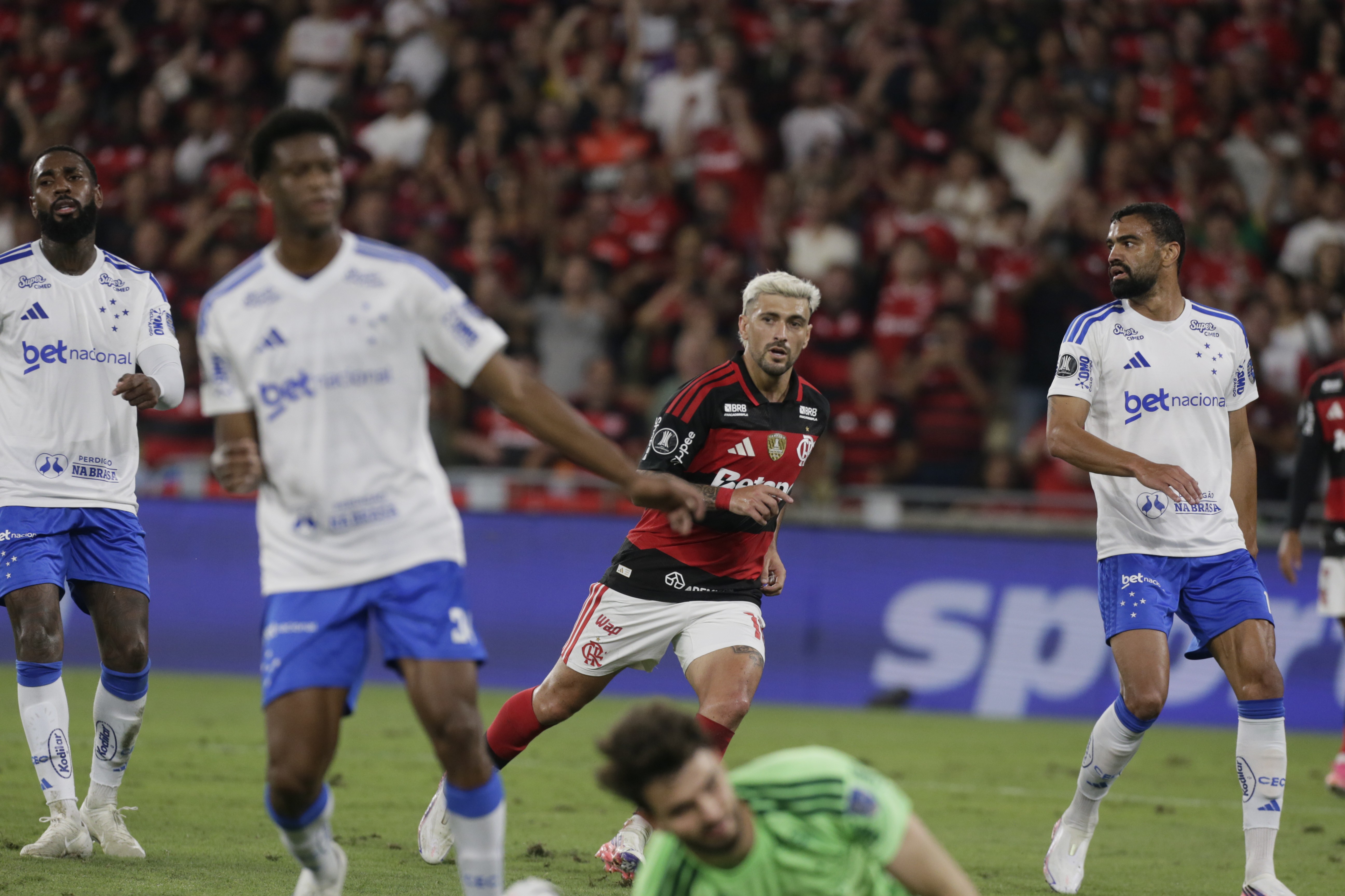 Com mais de 72 mil presentes, Flamengo e Cruzeiro bate recorde de público no Brasil em 2026 - QTU Questões do Universo