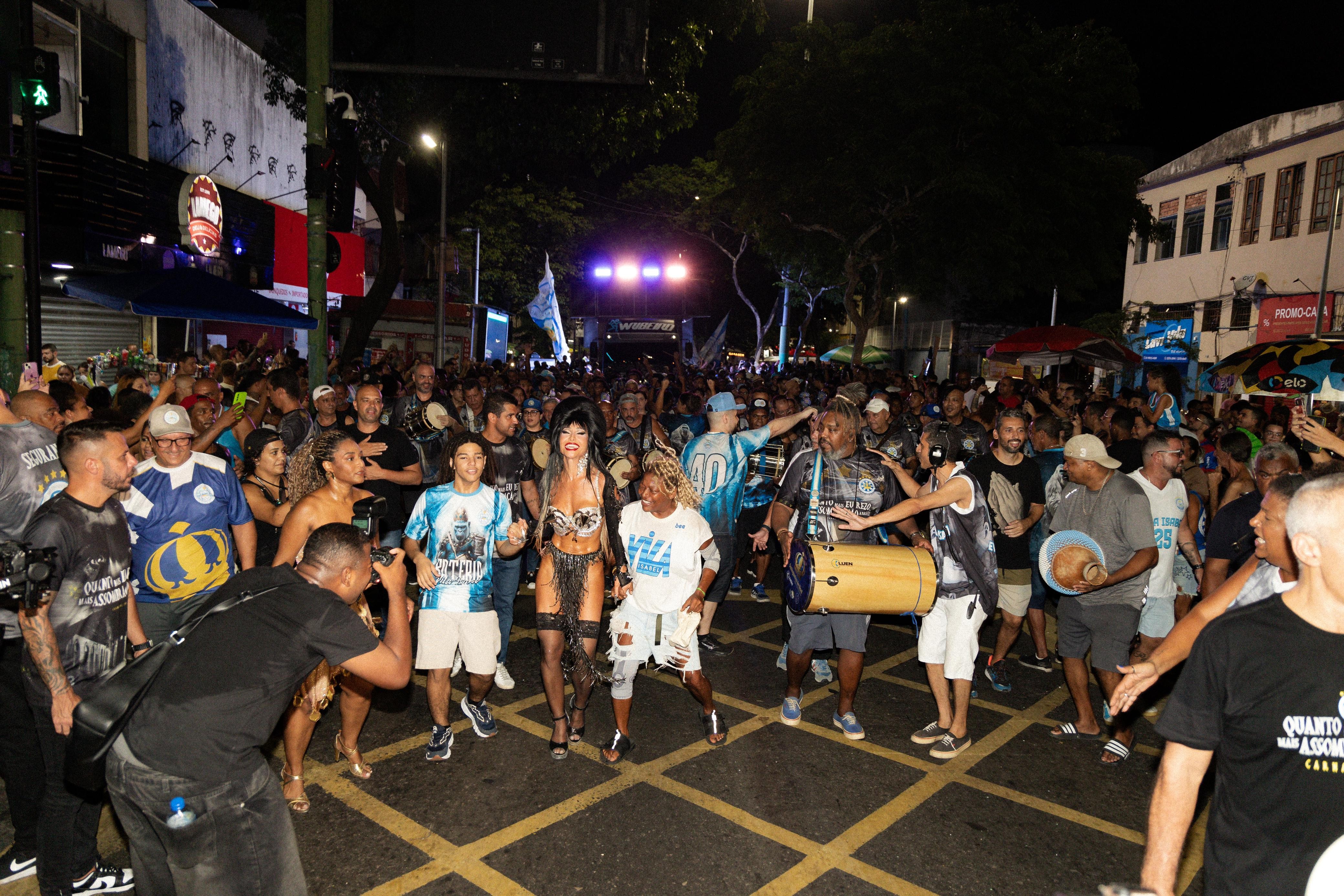 'Carnaval 2025: Franjas reinventadas em looks de rainhas e musas - confira as tendências!'