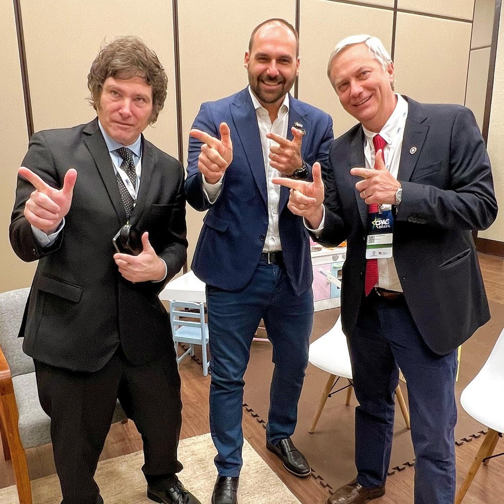 Eduardo Bolsonaro posa ao lado de Milei e Kast na CPAC Brasil de 2022, antes que os dois latino-americanos se tornassem presidentes de seus países — Foto: Reprodução