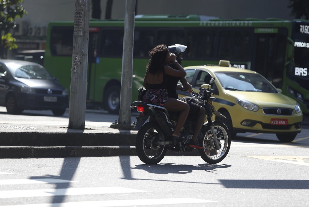 Números de motos sem placa nas ruas e infrações no trânsito crescem no Rio