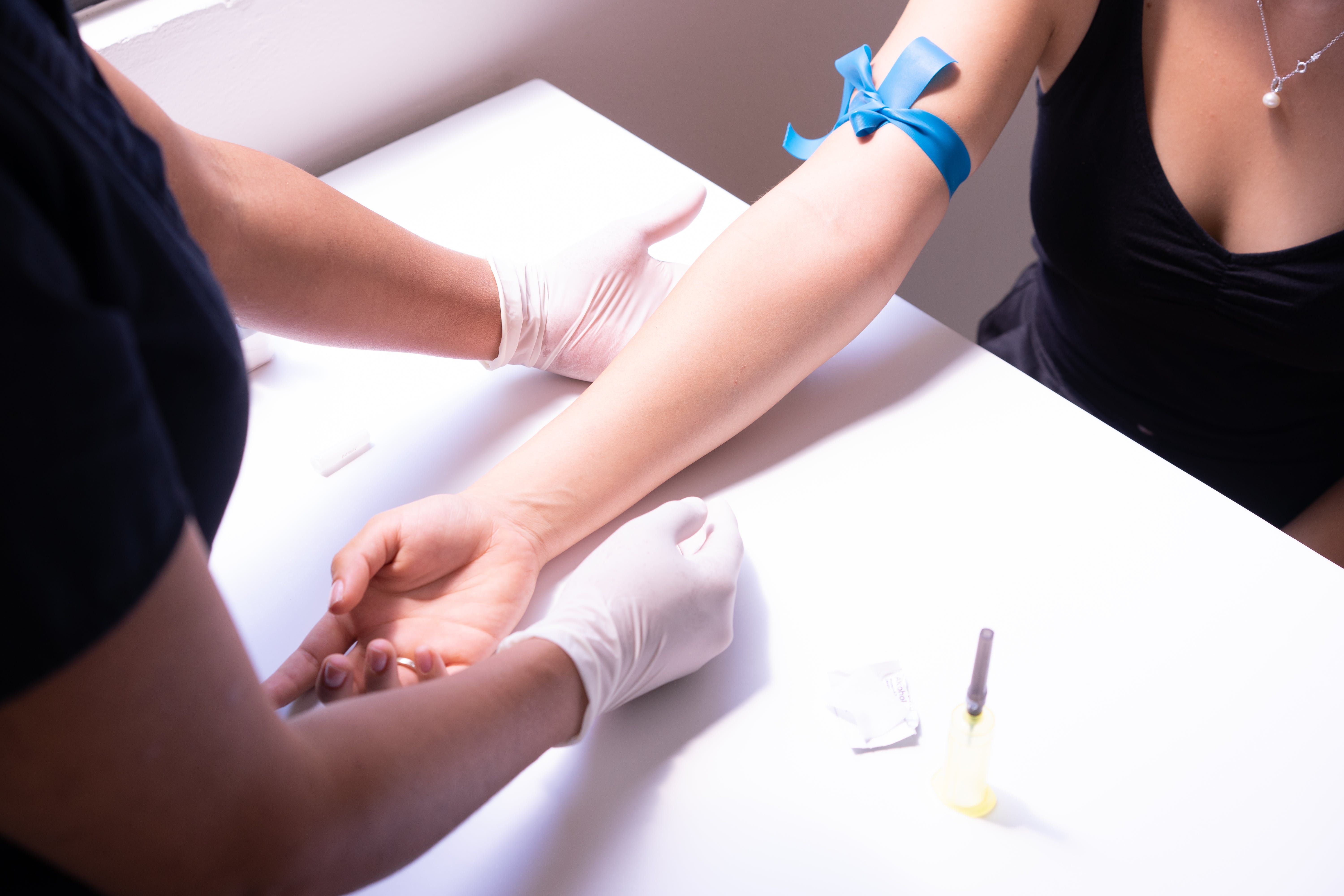 É realmente importante sempre fazer jejum antes do exame de sangue? Novo estudo com 100 mil pessoas diz que não; entenda