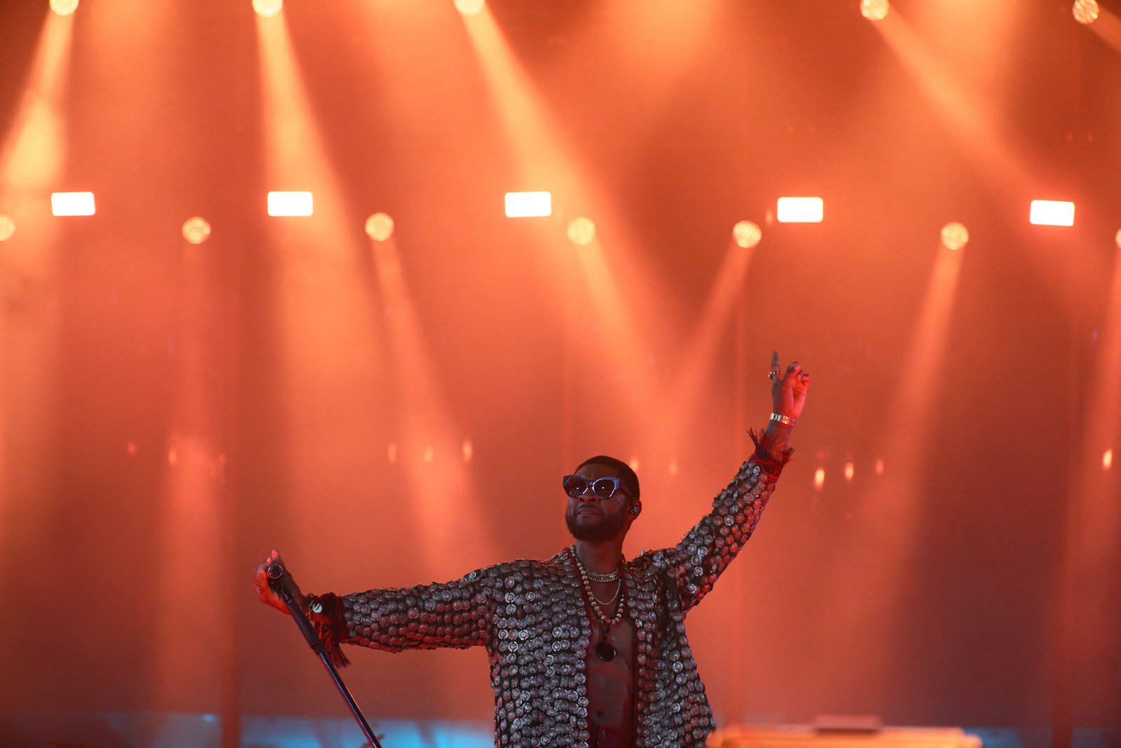 O cantor Usher foi um dos que se apresentou em Gana — Foto: Nipah Dennis / AFP