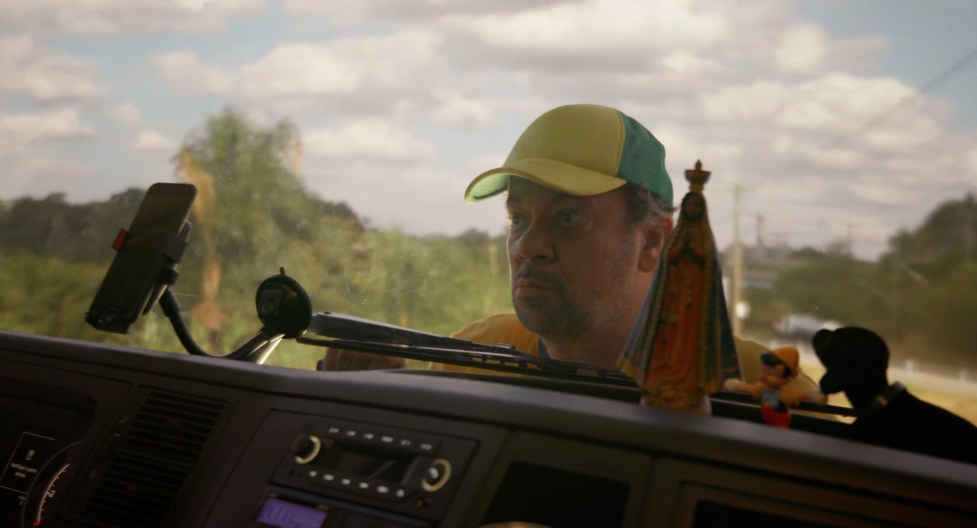 Caco Ciocler resgata meme do 'patriota do caminhão' em filme como diretor: 'dei risada, mas depois achei triste'