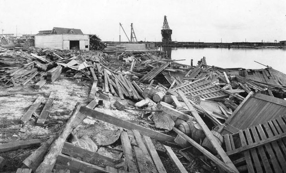 Destroços ficaram na costa do Canal Garrison, no Porto de Tampa, na Flórida, após um grande furacão em 1921 — Foto: Biblioteca do Condado de Hillsborough