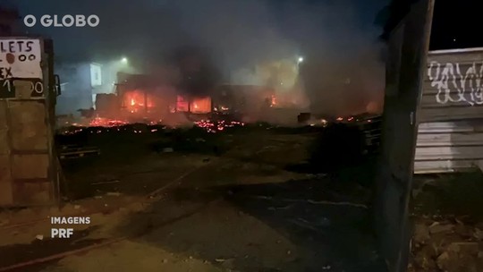 Incêndio interdita pista lateral da Rodovia Presidente Dutra, em Nova Iguaçu