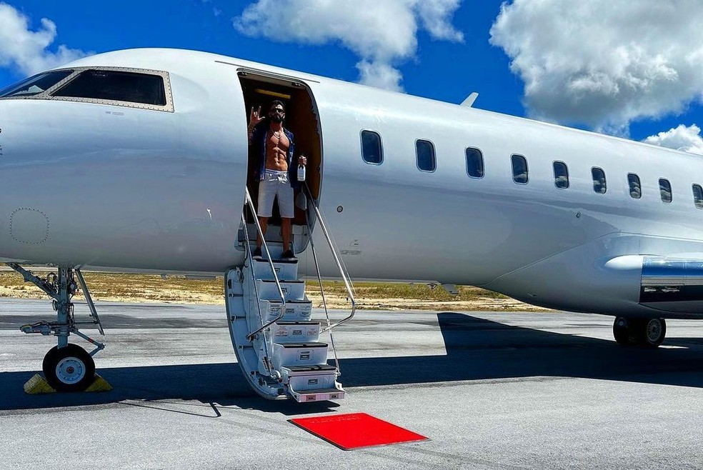 Gusttavo Lima é dono de um jatinho luxuoso — Foto: Reprodução Instagram