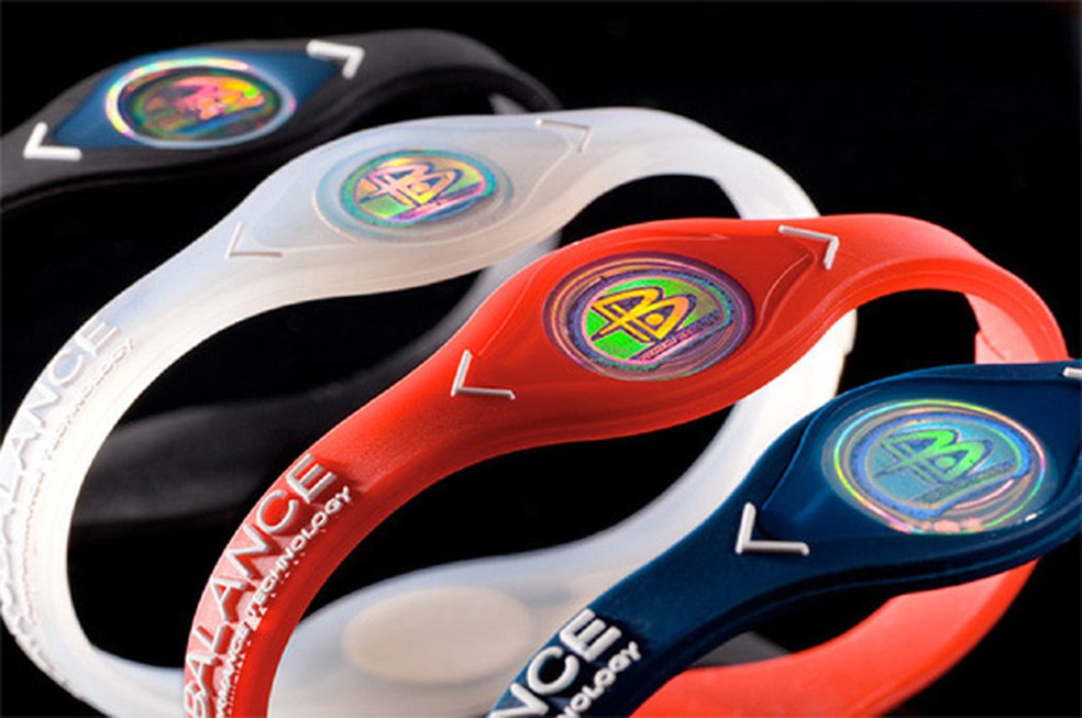 Por trás da promessa de melhorar o desempenho físico através da pulseira Power Balance, que conquistou milhares de pessoas ao redor do mundo, havia uma fraude milionária — Foto: Reprodução