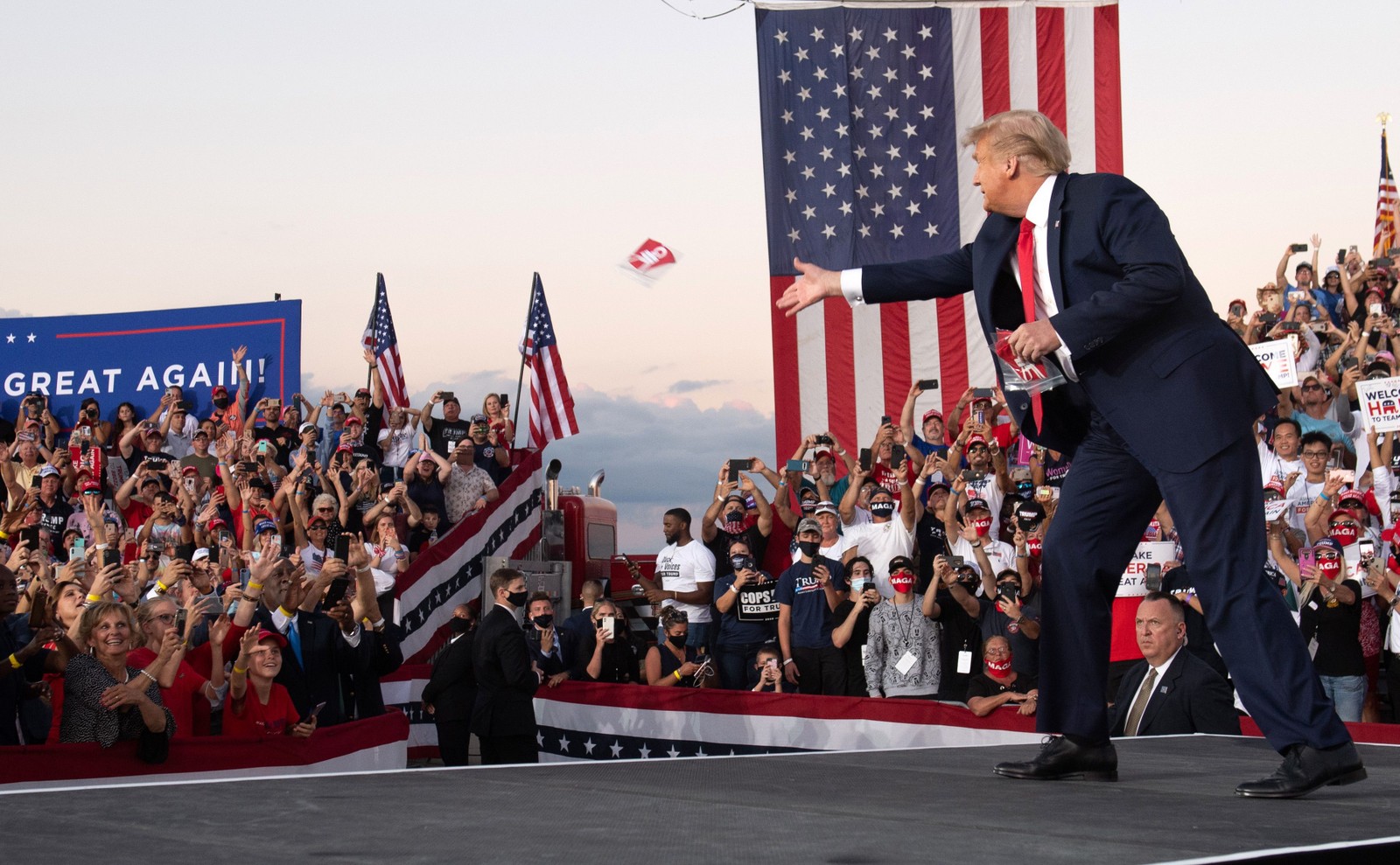 Em retomada da campanha após se curar da Covid-19, Donald Trump joga máscaras para apoiadores durante comício em Sanford, na FlóridaAFP - 12/10/2020