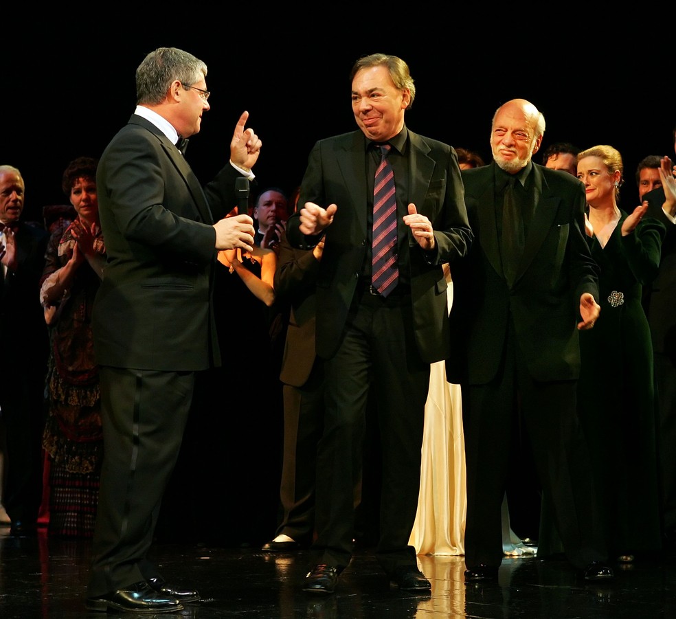 Em primeiro plano, a partir da esquerda: o produtor da Broadway Cameron Mackintosh, Andrew Lloyd Webber e o diretor Hal Prince no final de uma apresentação  de “O Fantasma da Ópera” em 9 de janeiro de 2006, em Nova York — Foto: Sara Krulwich/The New York Times