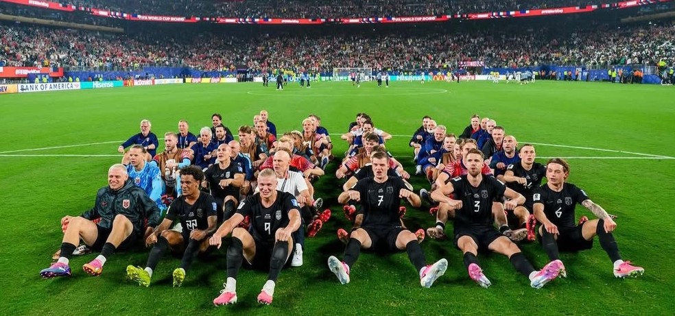 Jogadores do Noruega "remando" — Foto: Reprodução