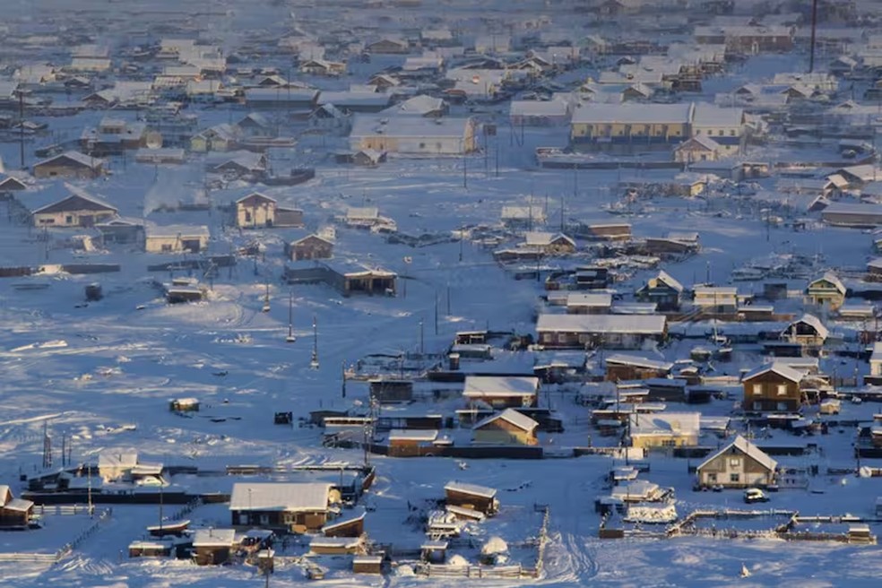 Oymyakon est� localizada no extremo leste da Sib�ria, na R�ssia, onde seus apenas mil habitantes vivem em condi��es extremas &mdash; Foto: Reprodu��o
