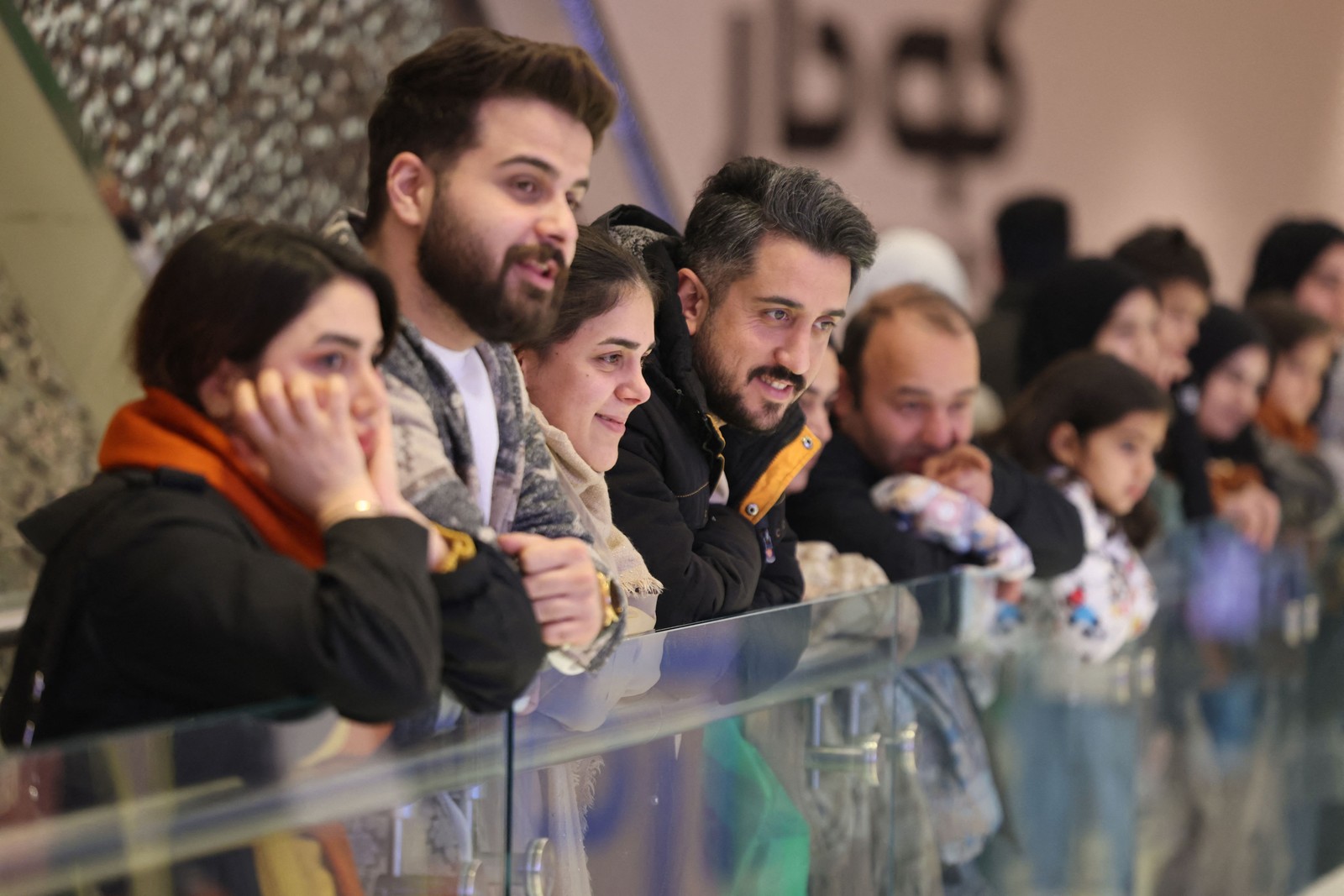 O público, composto por homens e mulheres (essas nem sempre com véu), celebra com êxtase o primeiro gol — Foto: att