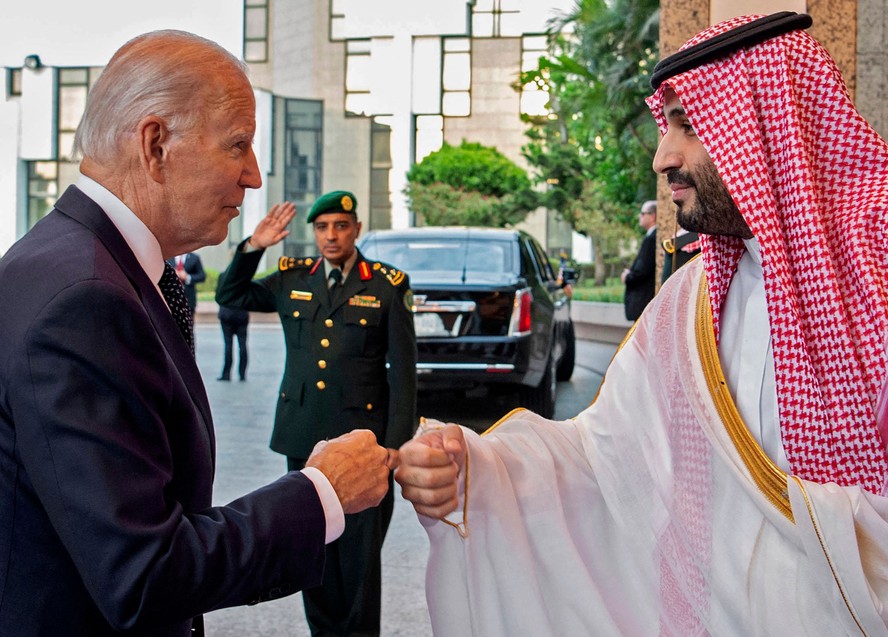 Presidente dos EUA, Joe Biden, cumprimenta o príncipe herdeiro da Arábia Saudita, Mohammed bin Salman, em Jedá