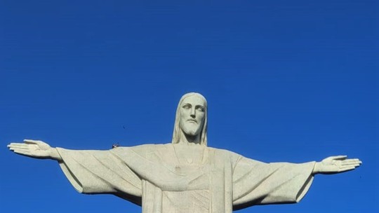 Em cerimônia no Cristo pelo aniversário do Rio, Helô Pinheiro é homenageada