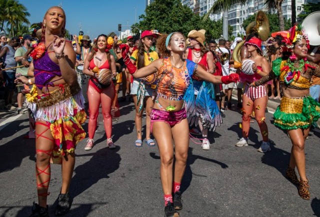 Carnaval do Rio tem clima latino e homenagens a Bad Bunny e Shakira nos ...