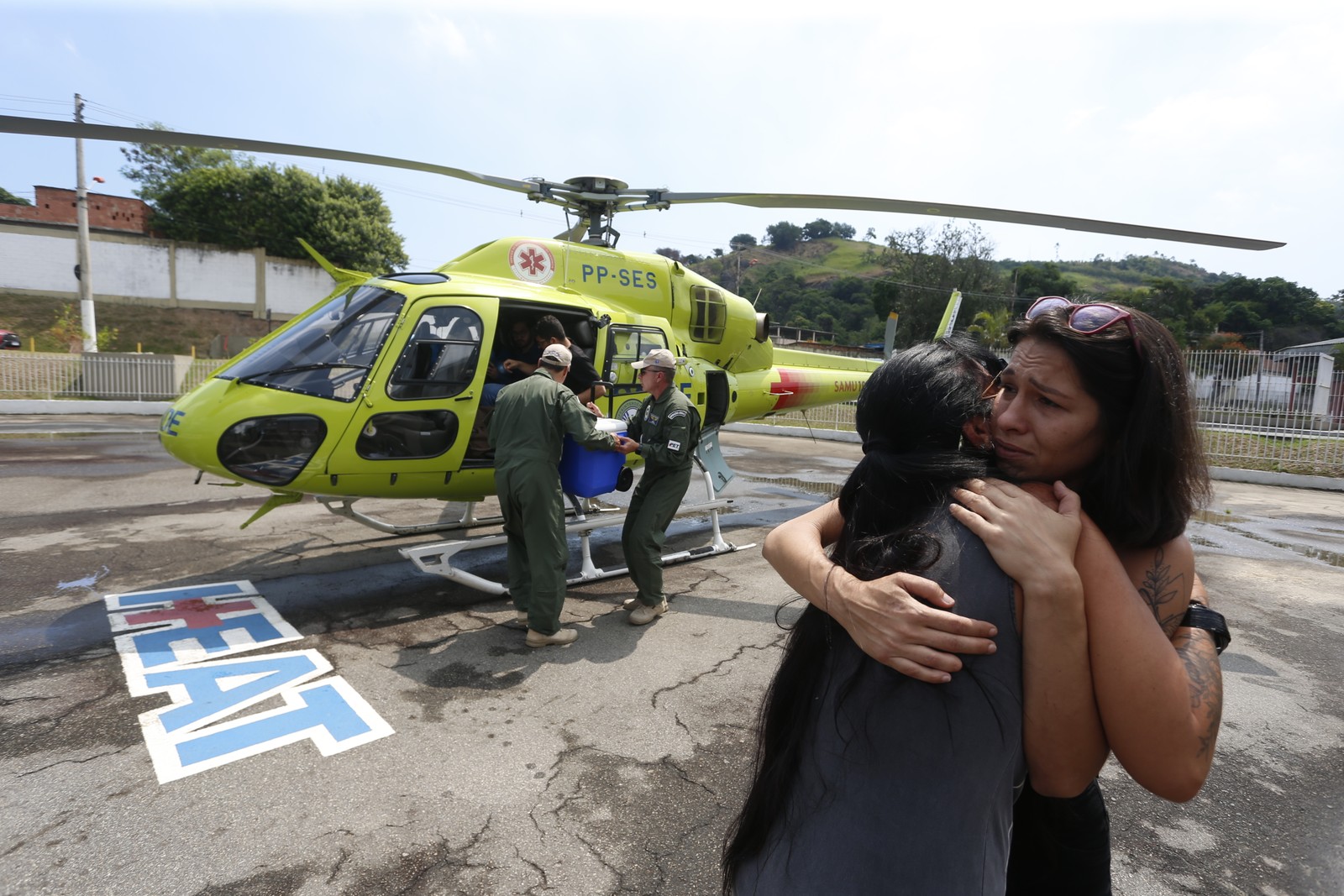 Os órgãos doados de Guilherme Correa são transportados de helicóptero para Minas Gerais — Foto: Fabiano Rocha/Agência O Globo