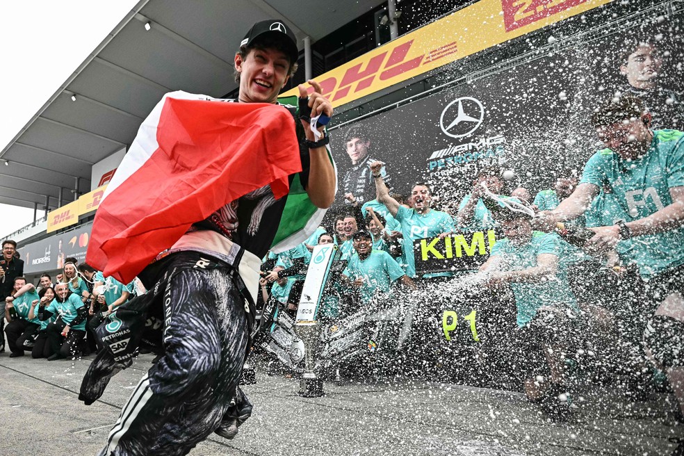 Kimi Antonelli foge de banho de champanhe em festa da Mercedes por vitória no Japão — Foto: AFP