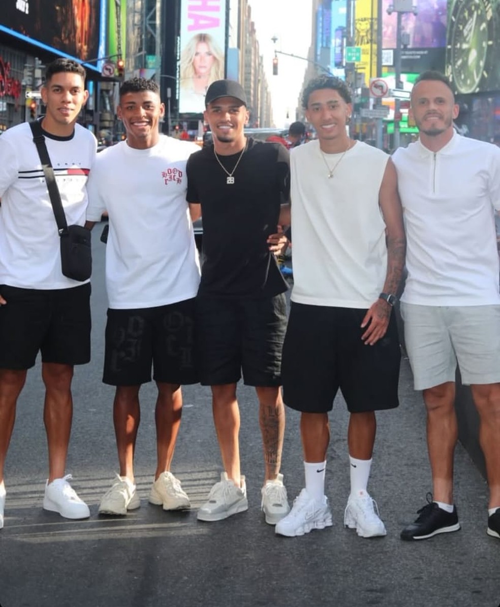 Jogadores do Fluminense em passeio no Times Square — Foto: Reprodução redes sociais
