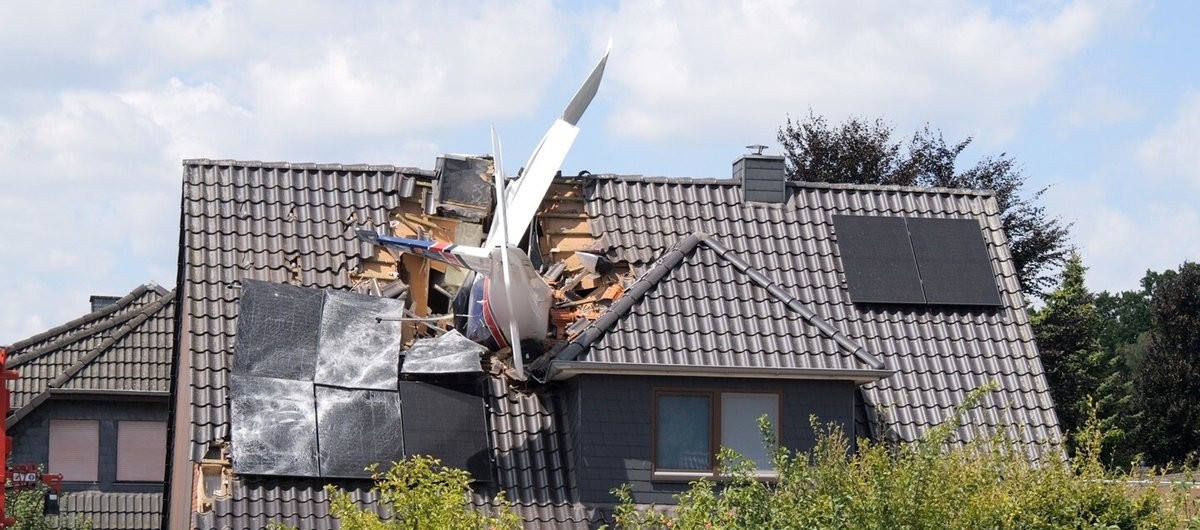 Avião cai em casa na Alemanha e mata dois ocupantes