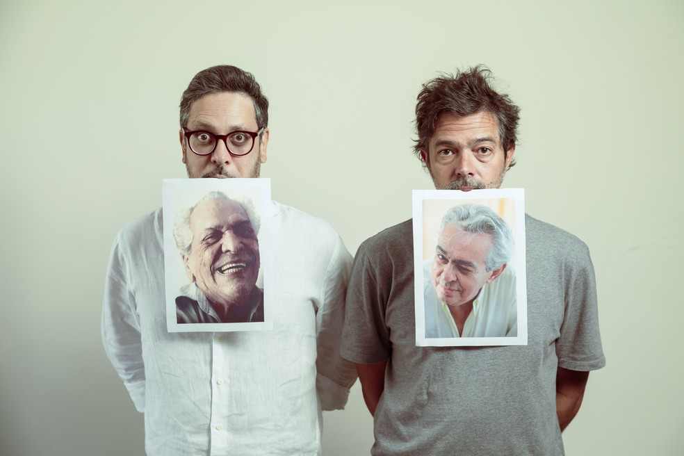 Lúcio Mauro Filho e Bruno Mazzeo fazem tributo a Lúcio Mauro e Chico Anysio em'Gostava mais dos pais' — Foto: Leo Martins/Agência O Globo