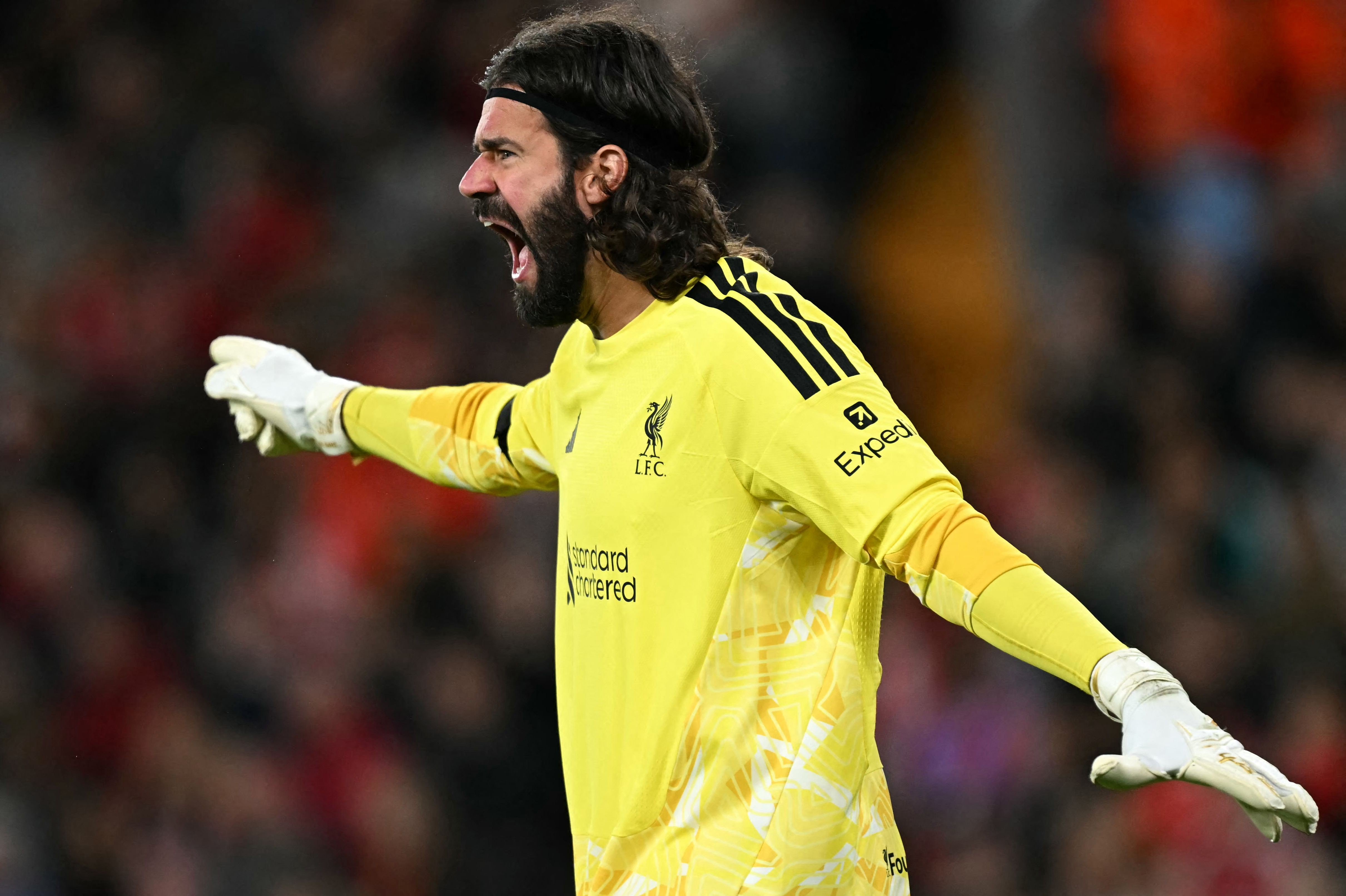 Alisson é multado após incidente polêmico com placa de substituição