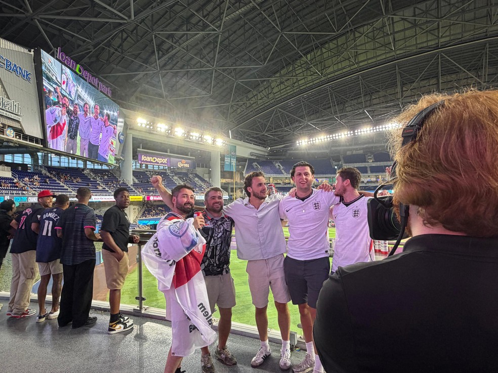 Aparecer no telão virou uma atração entre os ingleses no ginasio do Miami Marlins — Foto: Rafael Oliveira