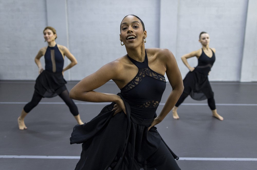Ex-bailarino do Royal Ballet de Londres cria companhia que mescla ...