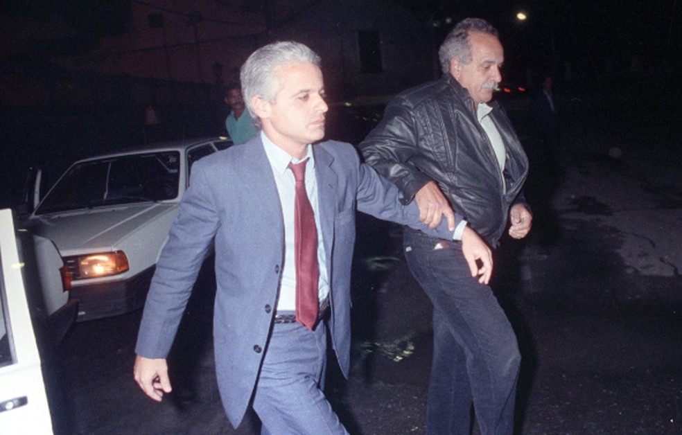 Roberto Medina levado por delegado para carro da polícia, em 1990 — Foto: Jorge William