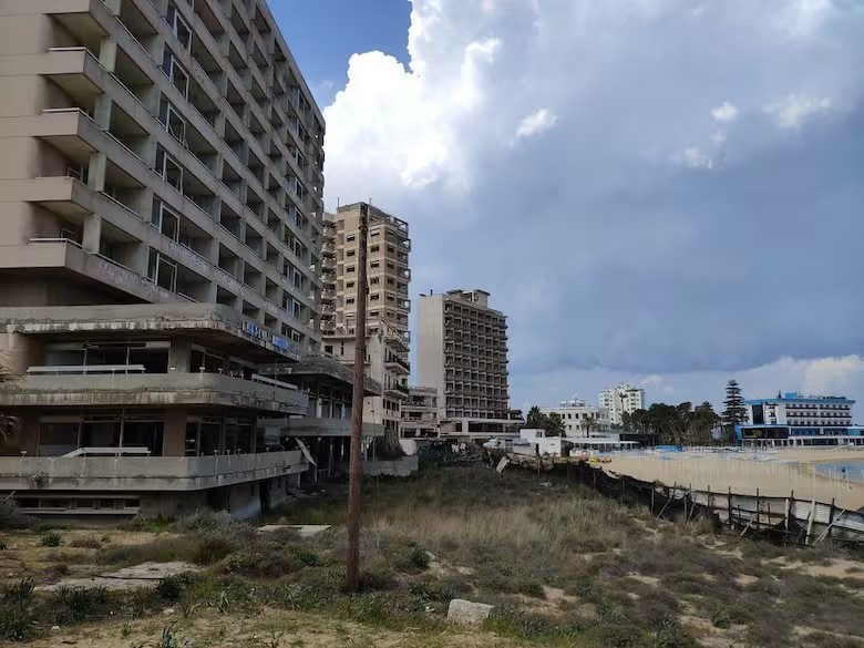 A praia de Varosha foi aberta ao turismo internacional, embora o Ministério Adjunto do Turismo do Chipre não tenha sugerido visitá-la. — Foto: Reprodução