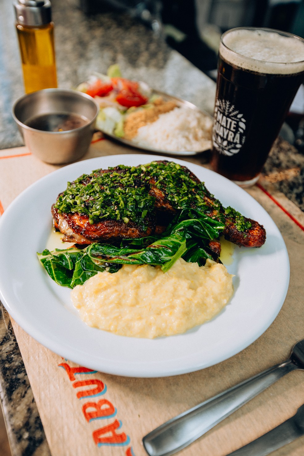 Frango assado com batata e cenoura assada, e creme de milho; uma das opções de PF no Labuta Bar — Foto: Divulgação