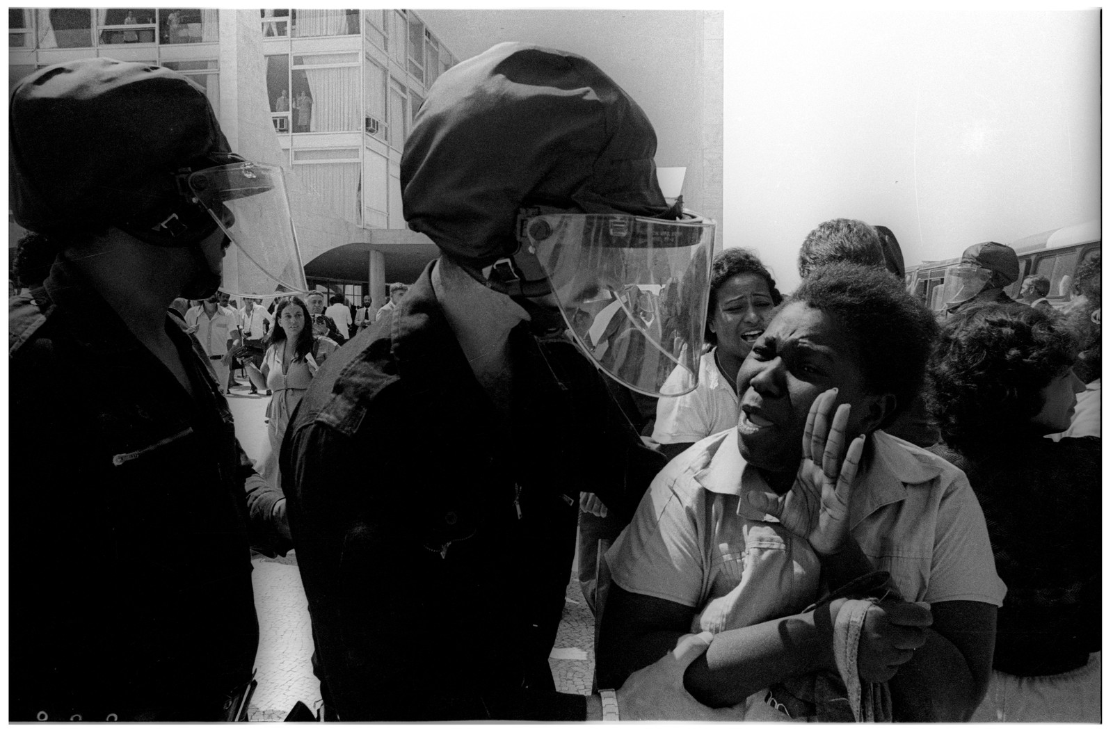 'Basta!', manisfestação Movimento Panelas Vazias é reprimida em frente ao Palácio do Planalto (1981) — Foto: Divulgação/Leila Jinkings