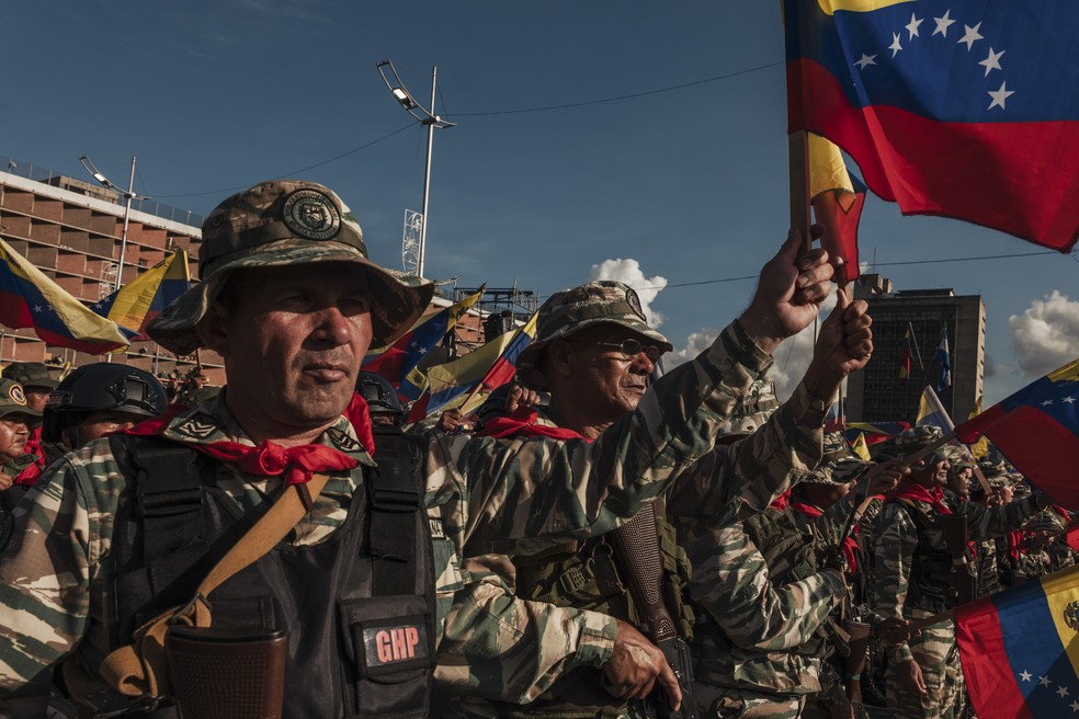 Milícias venezuelanas em protesto pró-Maduro, em 23 de setembro. Apesar do discurso de força, governo tenta manter negociações abertas com os EUA — Foto: Adriana Loureiro Fernandez/The New York Times