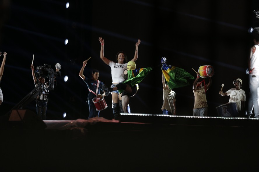 Madonna, Pabllo Vittar e ritmistas de escolas de samba no primeiro ensaio para o show da Rainha do Pop na Praia de Copacabana — Foto: Alexandre Cassiano