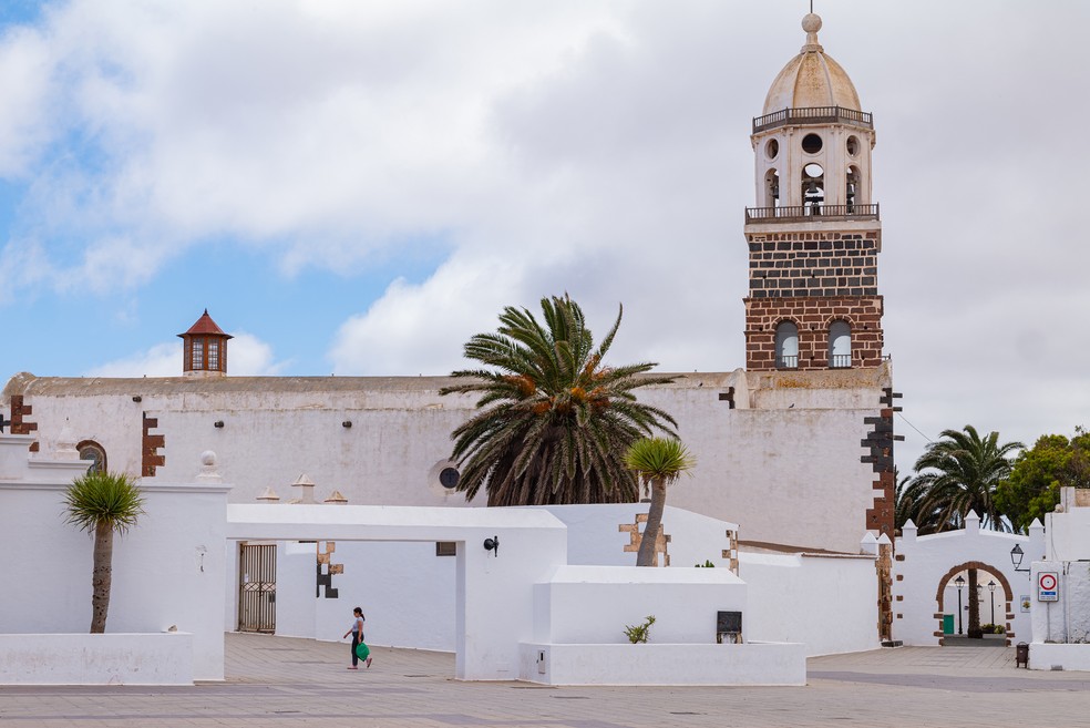 A Igreja de Nossa Senhora de Guadalupe, no vilarejo de Teguise, em Lanzarote, parte das Ilhas Canárias, da Espanha — Foto: Emilio Parra Doiztua/The New York Times