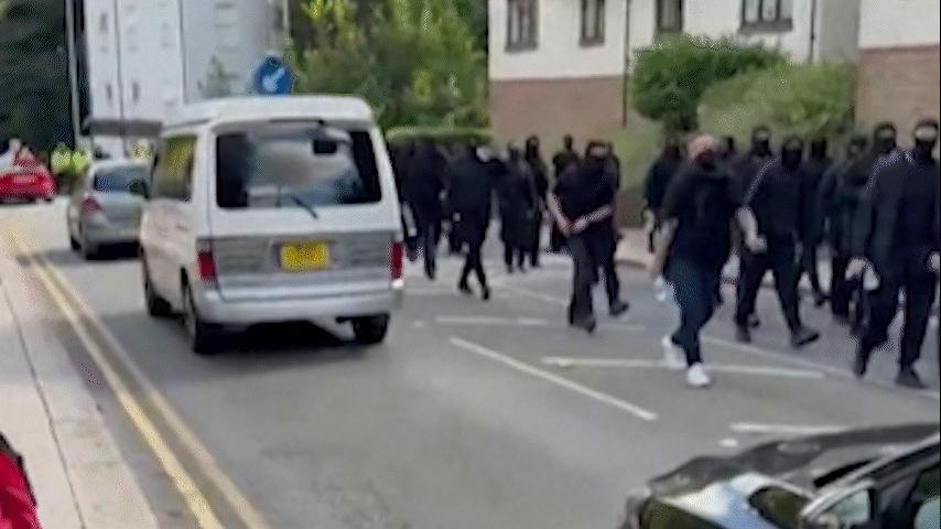 Governo britânico classifica como 'arruaceiros' os encapuzados que tentaram bloquear a entrada de imigrantes no sul do país; vídeo