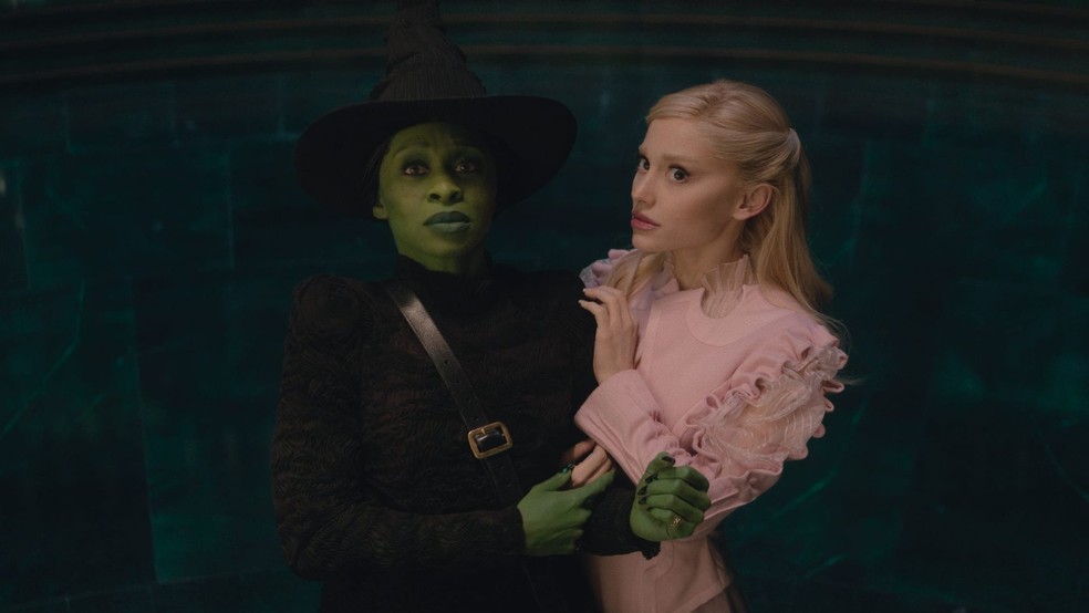 Cynthia Erivo e Ariana Grande são as bruxas Elphaba e Glinda em "Wicked" — Foto: Divulgação