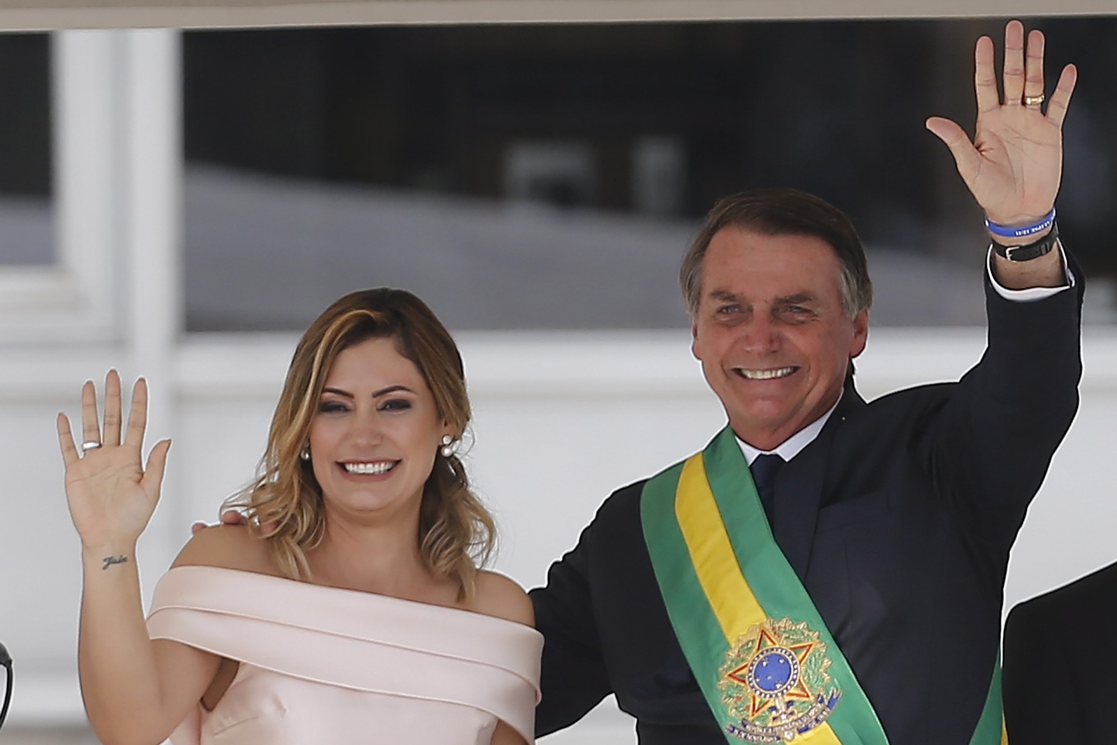 Cerimônia de posse do ex-presidente Jair Bolsonaro. Na foto, Jair Bolsonaro acompanhado da ex-primeira dama, Michele Bolsonaro. — Foto: Jorge William / Agência O Globo